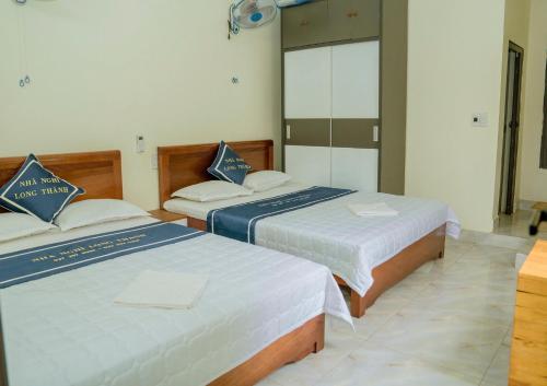 duas camas num quarto de hotel com em Long Thành Motel em Ilha de Cát Bà