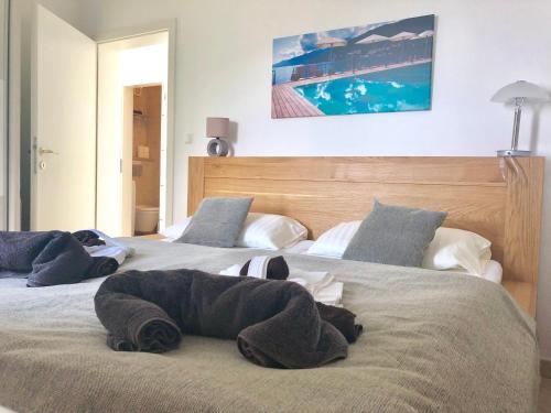 two beds with towels on top of them in a bedroom at Villa Sabine Apartment Losinj in Medveja