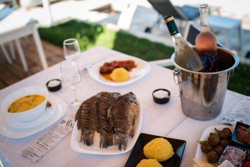 穆里吉奥尔Havana Resort的一张摆满食物和一瓶酒的桌子