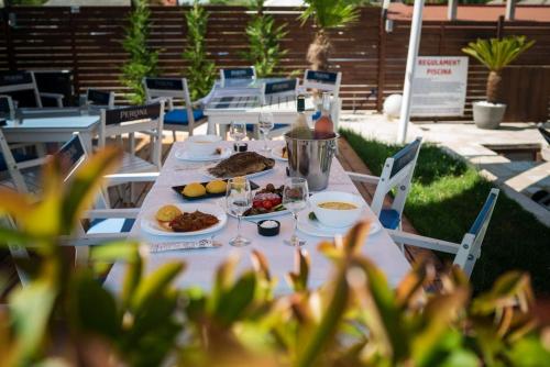 穆里吉奥尔Havana Resort的餐桌,带餐盘和酒杯