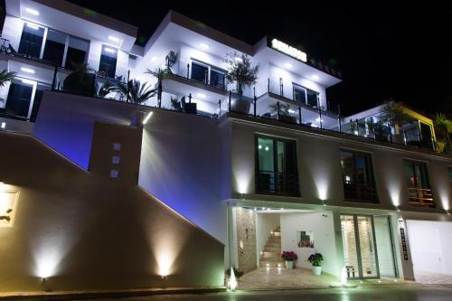 Bangunan di mana terletaknya aparthotel ini