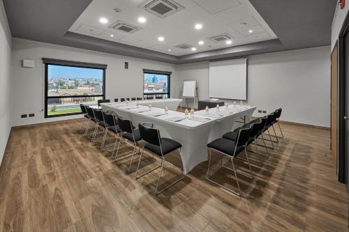 Zona business o sala conferenze di City Express Plus by Marriott Tijuana