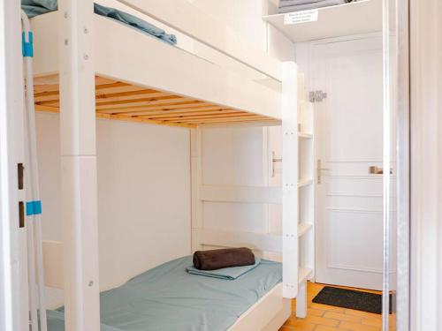 Ce lit superposé se trouve dans un dortoir doté de lits superposés. dans l'établissement Un séjour idéal à deux pas de la mer, à Hyères