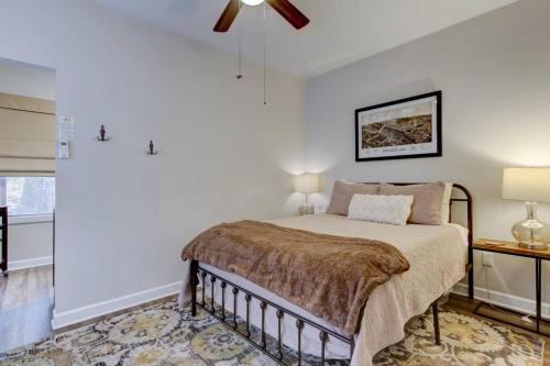 um quarto com uma cama e uma ventoinha de tecto em Mountain Bungalow-Walk to Downtown/Biker's Dream! em Hot Springs