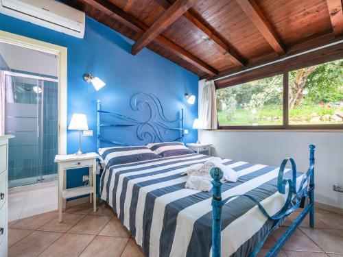 ジェレメアスにあるKala Nostraの青いベッドルーム(ベッド1台、窓付)