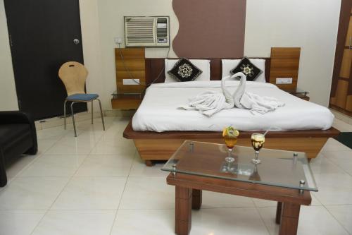 a hotel room with a bed with two swans on it at Shree Ji Resort in Nāthdwāra