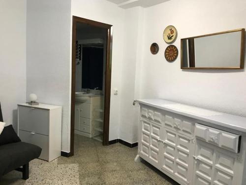 プラヤ・デアロにあるApartamento en Platja d'Aroのバスルーム(洗面台、壁掛け鏡付)