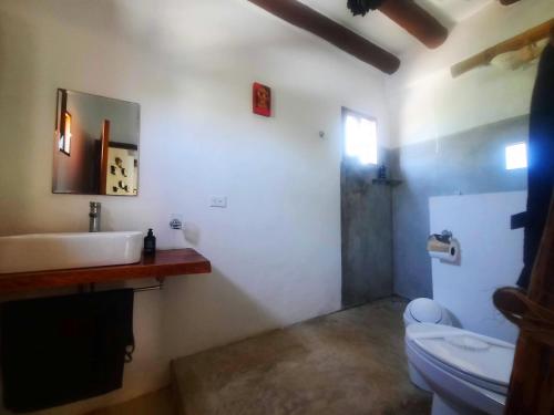 bagno con lavandino e servizi igienici di Casa Sofia Holbox a Isola Holbox