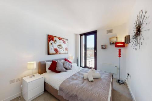 a bedroom with a large bed and a window at Stunning 2 Bed 2 Bath Apartment in Clerkenwell in London