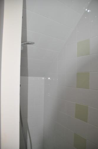 een douche met een glazen deur in de badkamer bij B&B Waterfields in Zonnebeke