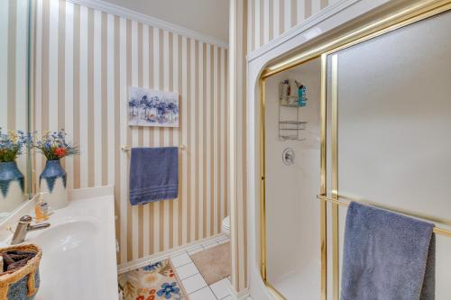 een badkamer met een douche en een wastafel bij Spacious Penthouse with Stunning Lakefront Views! in Hot Springs