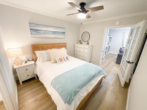 1 dormitorio con 1 cama y ventilador de techo en Retreat at Fenwick en Leonardtown