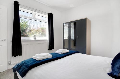 - une chambre avec un lit et 2 serviettes dans l'établissement Delightful Home in Seaham, Sleeps 4, à Seaham