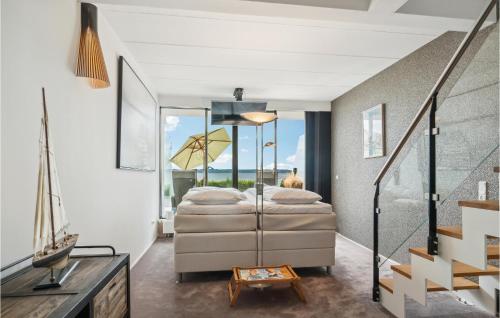 エーベルトフトにある2 Bedroom Stunning Apartment In Ebeltoftの窓付きの部屋にベッド付きのベッドルーム1室があります。