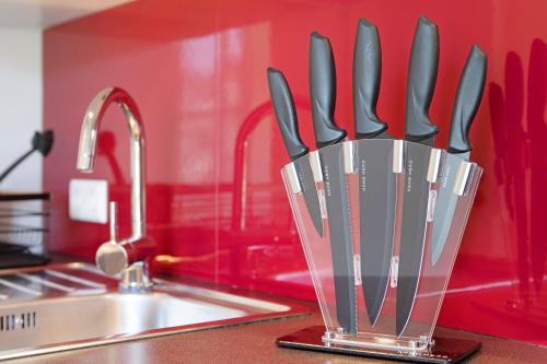 un mostrador de cocina con un soporte de utensilio con cuchillos en Karlotta, en Eriskirch