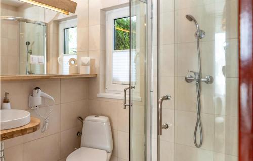 uma casa de banho com um chuveiro, um WC e um lavatório. em 1 Bedroom Pet Friendly Home In Dabki em Dąbki