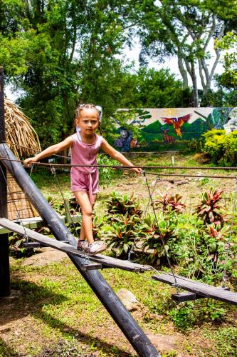 a little girl standing on top of a pole at CASA DEL ÁRBOL, Romántico, Piscina, en Chinauta, el mejor clima in El Michú