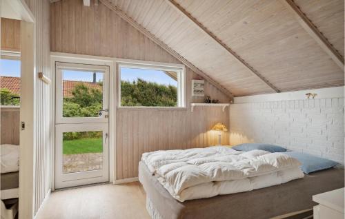 1 dormitorio con 1 cama grande y 2 ventanas en 3 Bedroom Cozy Home In Lgstr, en Løgsted