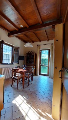 - une cuisine et une salle à manger avec une table et des chaises dans l'établissement DOMUS AETRURIAE (ETRURIE), à Bracciano