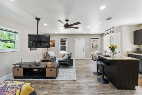 Μια τηλεόραση ή/και κέντρο ψυχαγωγίας στο Hickory Hideaway Patio Paradise with Community Pool