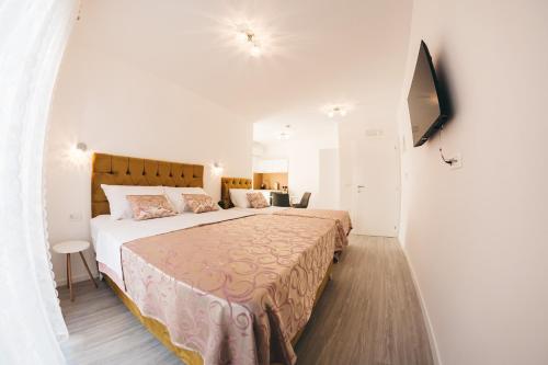 Elegant Studio Apartments Lastaにあるテレビまたはエンターテインメントセンター