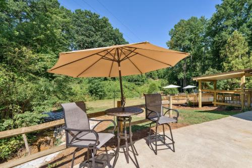 Κήπος έξω από το Hickory Hideaway Patio Paradise with Community Pool