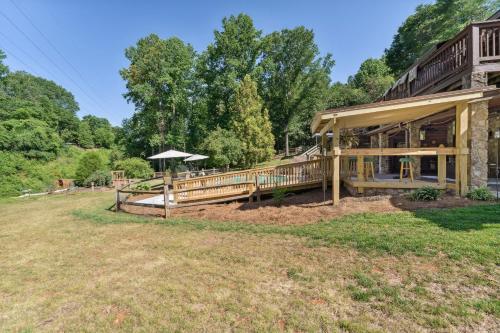 Κήπος έξω από το Hickory Hideaway Patio Paradise with Community Pool