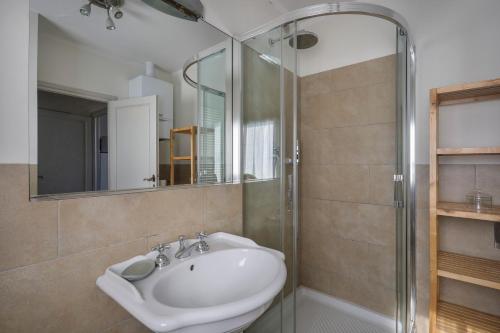 La salle de bains est pourvue d'un lavabo et d'une douche. dans l'établissement Apartment with terrace facing Duomo, à Florence