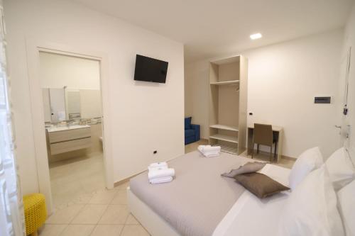 een witte kamer met een bed en een badkamer bij A casa di Angela B&B in Praia a Mare