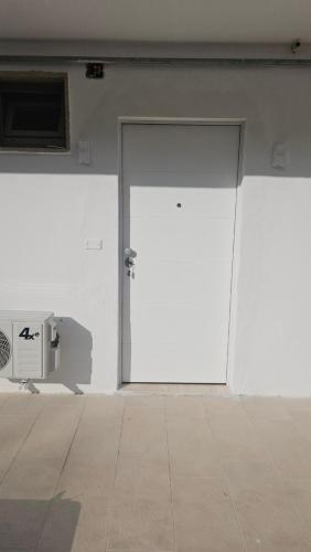 una puerta grande en una habitación con pared en Pescasubacquea en Crotone
