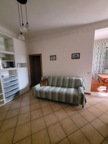 a living room with a couch in a room at Appartamento al piano terra a Gabbice mare per grande compania in Gabicce Mare