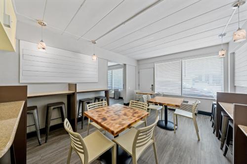 Χώρος καθιστικού στο SureStay Hotel by Best Western Virginia Beach Royal Clipper