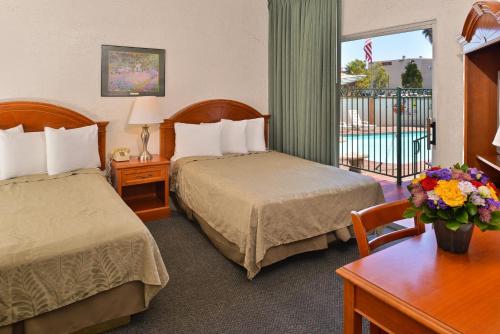 Tempat tidur dalam kamar di Americas Best Value Inn Loma Lodge