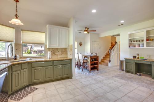Φωτογραφία από το άλμπουμ του Montgomery Home with Yard, Pool and Hot Tub! σε Montgomery