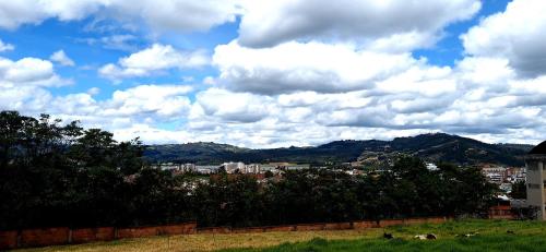 a view of a city under a cloudy sky at Apartamento - ApartaSuite ARGUS in Paipa
