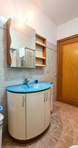 une salle de bain avec un lavabo et un miroir dans l'établissement Le Cave Apartment, à Sirolo