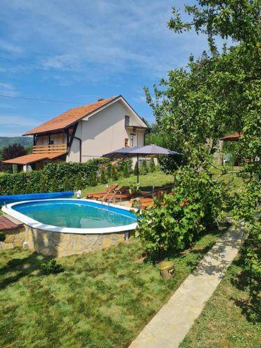 Bazen u ili blizu objekta Apartmani Radaković