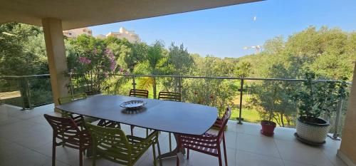 une table et des chaises sur un balcon avec vue dans l'établissement Luxe et Confort à Porto-Vecchio, à Porto-Vecchio