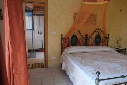 パキーノにあるB&B TascaPachinoのベッドルーム1室(オレンジの天蓋付きベッド1台付)