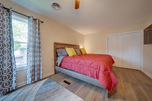 um quarto com uma cama e uma janela em Ashtabula Vacation Rental with Covered Balcony em Ashtabula