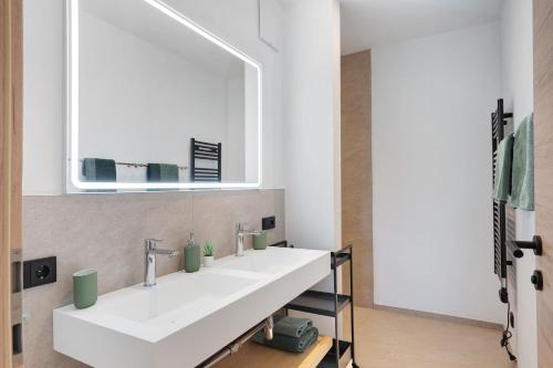 La salle de bains est pourvue de 2 lavabos et d'un miroir. dans l'établissement Stackler54 - mit Garten, à Neustift im Stubaital