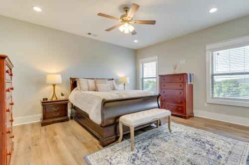 um quarto com uma cama e uma ventoinha de tecto em Russellville Home Near Hiking and Lake Access! em Russellville