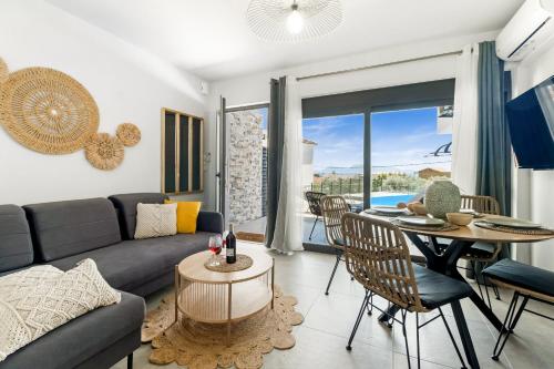 un salon avec un canapé et une table dans l'établissement Oceanida Terpsis Lyxury Suite, à Nikiana