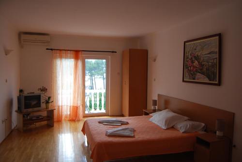 Villa Nikola Kentera tesisinde bir odada yatak veya yataklar