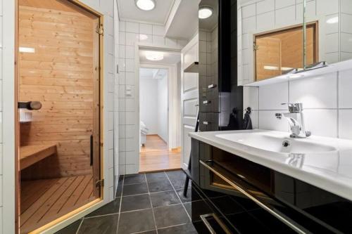 a bathroom with a sink and a shower at Leilighet i Tråstølen Bavallen Voss in Skulestadmo