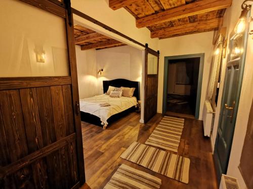 Ένα ή περισσότερα κρεβάτια σε δωμάτιο στο Demeter Guesthouse WOLF Siklod