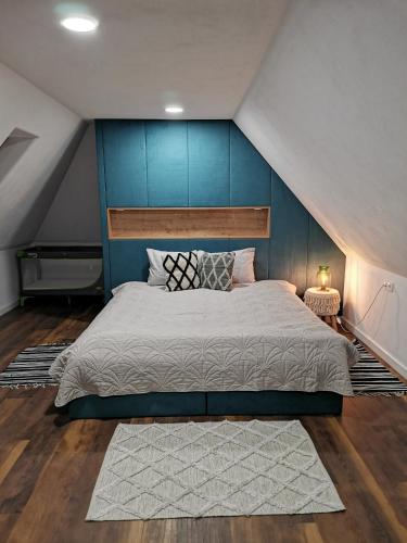 Ένα ή περισσότερα κρεβάτια σε δωμάτιο στο Demeter Guesthouse WOLF Siklod