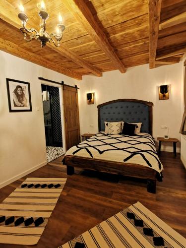 Ένα ή περισσότερα κρεβάτια σε δωμάτιο στο Demeter Guesthouse WOLF Siklod