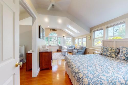 a bedroom with a bed and a living room at Garden Cottage By The Sea in Manchester
