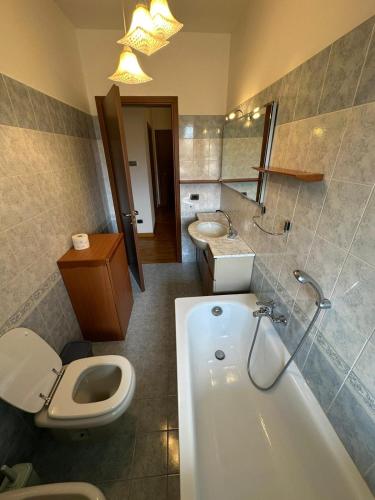 a bathroom with a tub and a toilet and a sink at casa vacanza Isa e Rita-con parcheggio privato in Arezzo